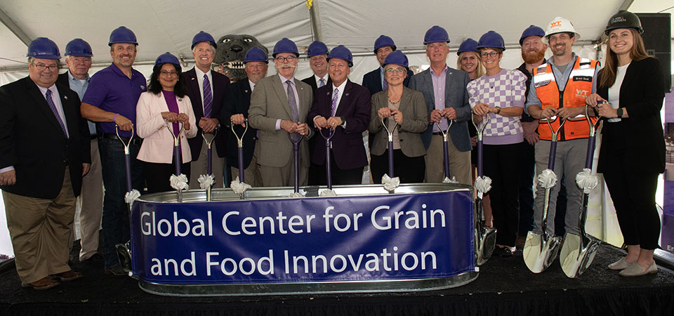 Large group photo, symbolic photo of groundbreaking of Global Center for Grain and Food Innovation